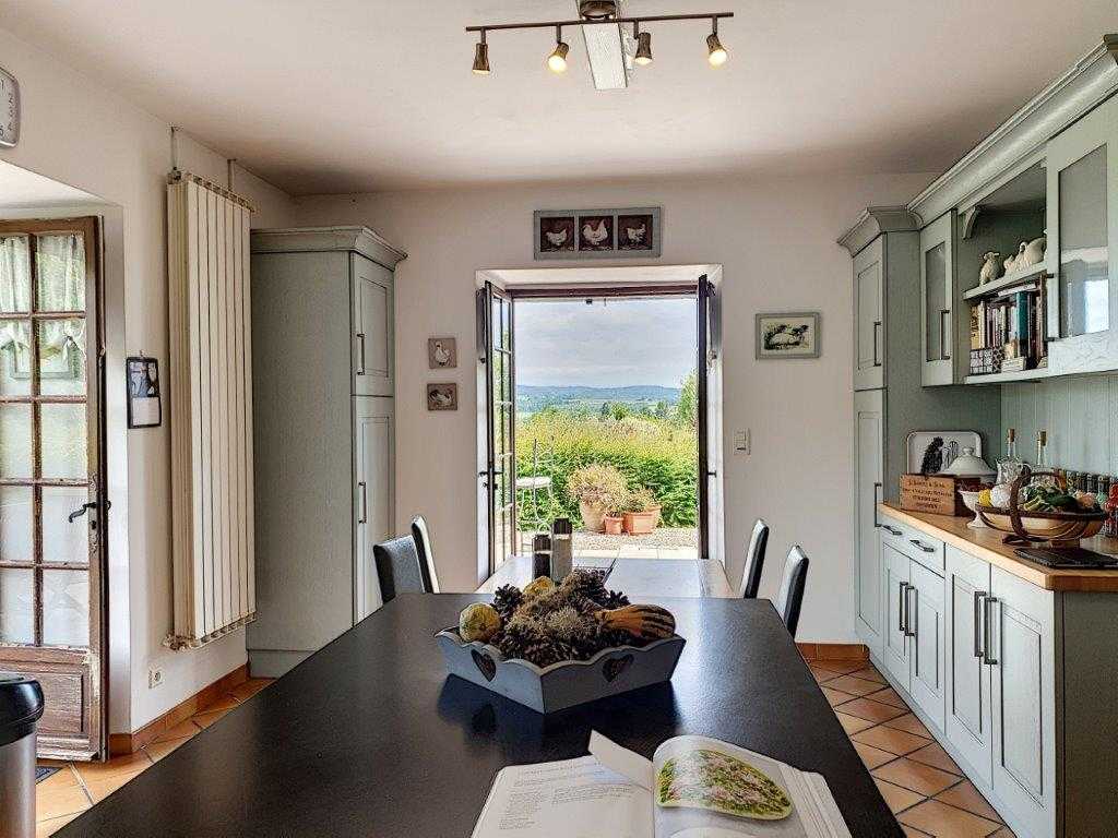 Country houses, farm properties, villas, castles and Real Estate for